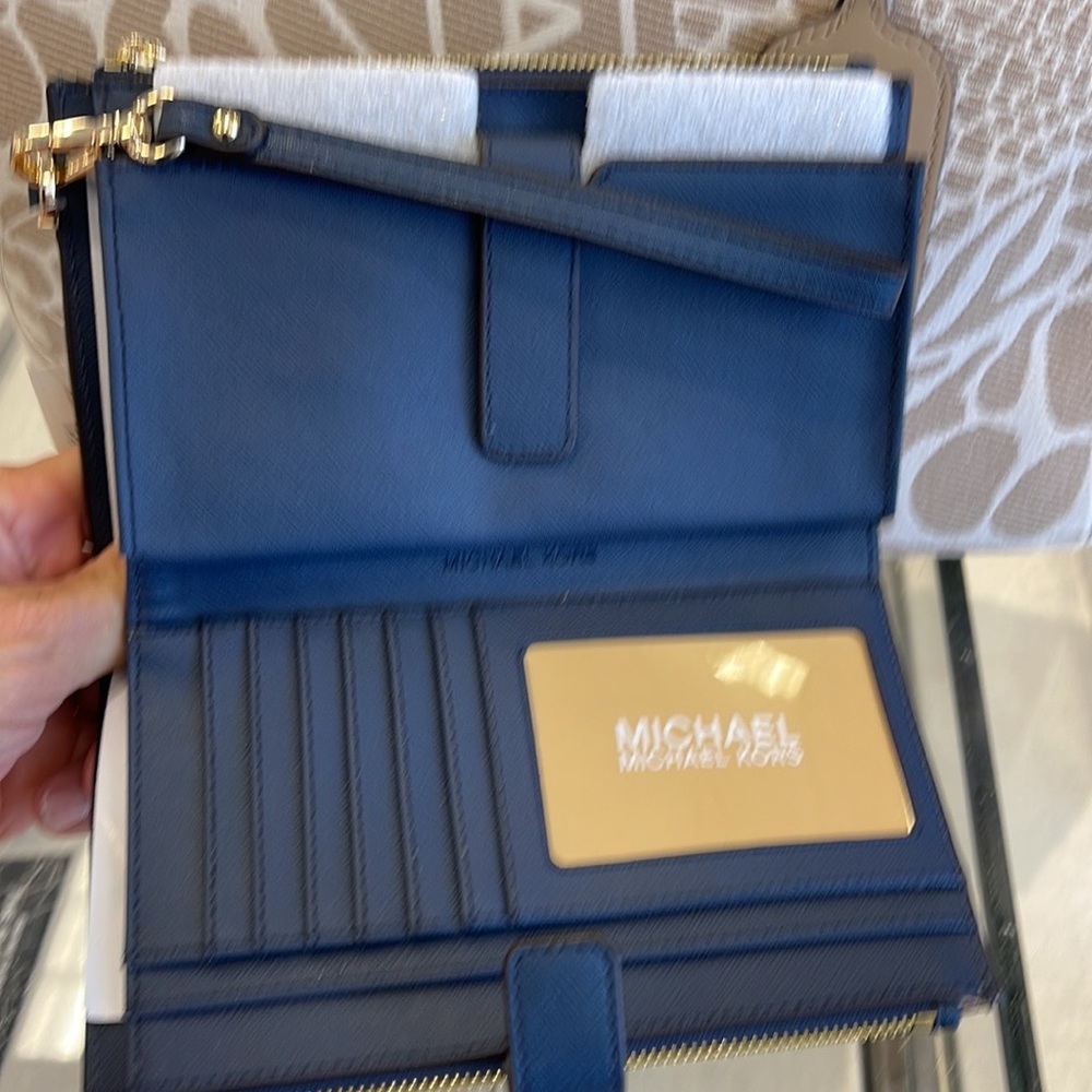 MICHAEL KORS LARGE DOUBLE ZIP WRISTLET WALLET PHONE CASE
Navy
NWT - Picture 12 of 16
